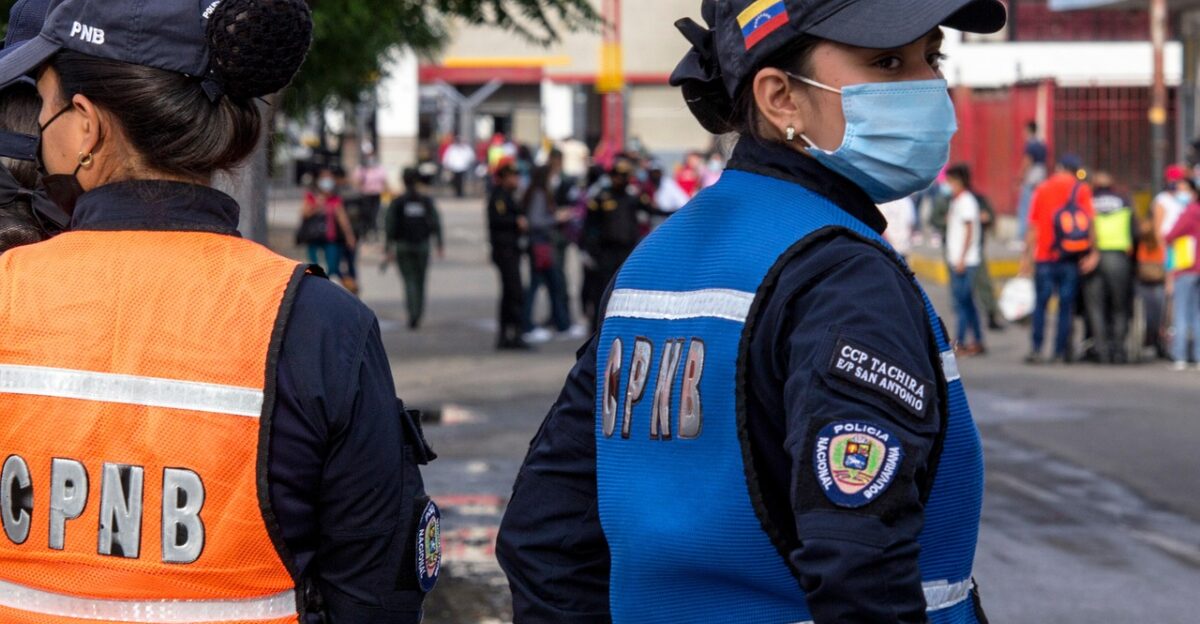 police security women venezuelan national police policia nacional bolivariana policewomen police officers border customs san antonio t chira venezuela police police officers venezuela venezuela venezuela venezuela venezuela