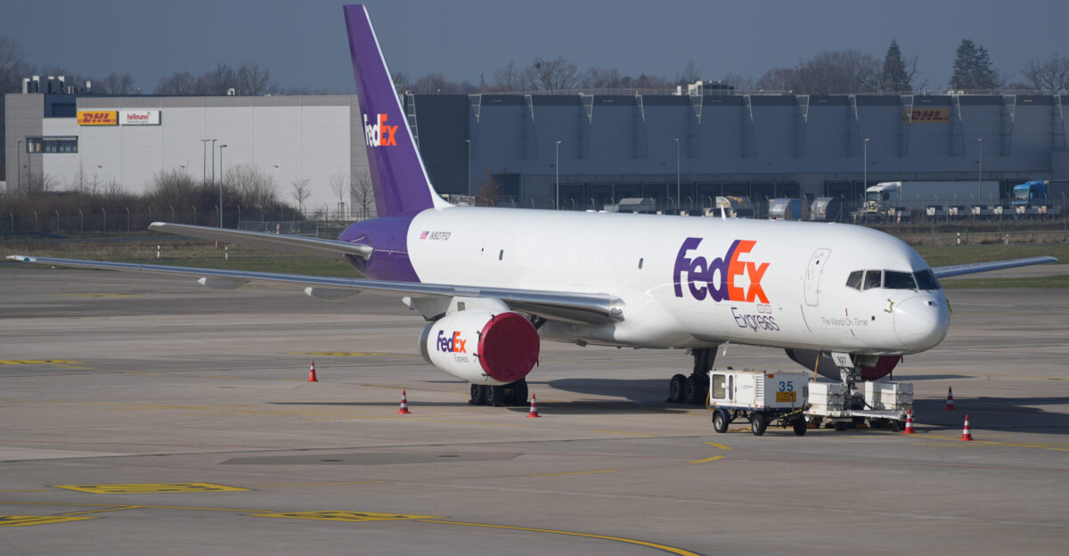 Die Boeing 757-204 SF der Fluggesellschaft FedEx Express mit dem Kennzeichen N927FD auf dem Flughafen Hannover-Langenhagen Das Flugzeug flog am 01 M rz 2024 vom Flughafen Paris-Charles-de-Gaulle nach Hannover der R ckflug von Hannover zum Flughafen Paris-Charles-de-Gaulle wurde am 04 M rz 2024 durchgef hrt