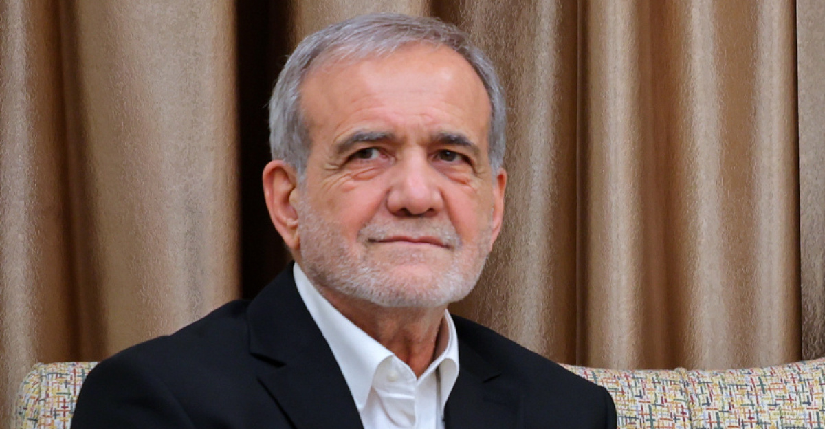 محمد شیاع السودانی، نخستوزیر عراق، و مسعود پزشکیان، رئیسجمهور ایران، در دیدار با علی خامنهای، رهبر ایران